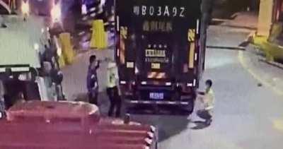 A worker head got crushed by garbage truck