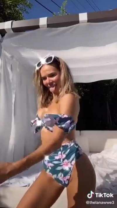 Your alone in a room with Lana. What are you doing?