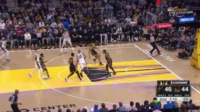 [Highlight] Wemby spikes Curry's layup that it triggers a fastbreak off the backboard