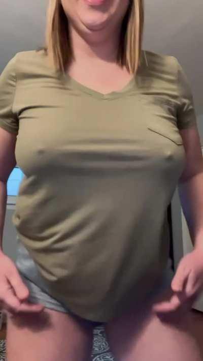 Mommy’s bouncy natural titties!