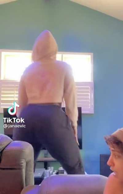 Movin it in sweatpants (@janaevic)