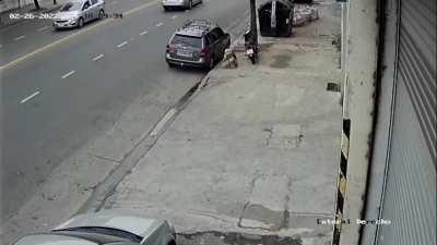 Tremendo accidente en Amancio Alcorta al 2200, Parque Patricios. Un auto dobló donde no debía, otro lo esquivo pero perdió el control y terminó chocando contra un auto que estaba estacionado y volcando. De Milagro, el hombre está vivo.