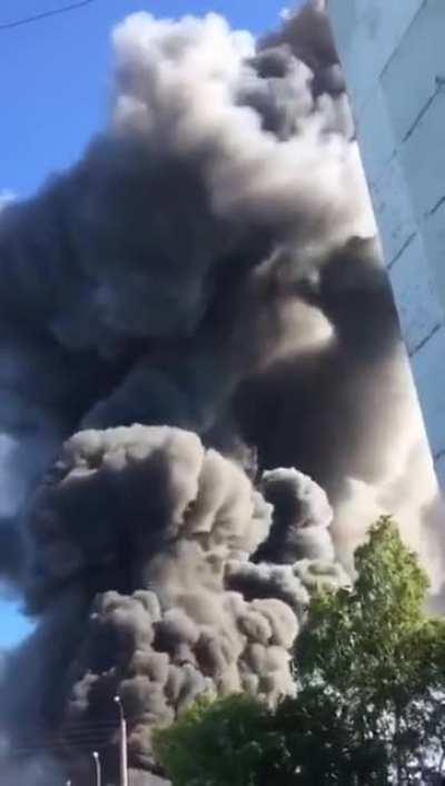 Novosibirsk, Russia: a chain reaction of fires and 5 massive gas explosions at 2 gas stations, one igniting the other. (14/6/2021)