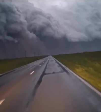 🔥 Route 188 in Argentina during the storm.