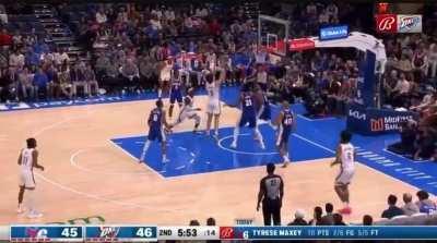 [Highlight] Josh Giddey Airballs a Floater