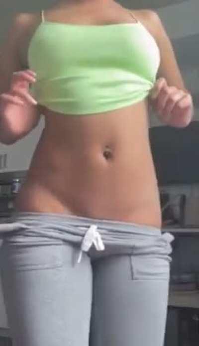 Damn she fine as fuck 🤤 & anybody need some REAL hacks? Hit 