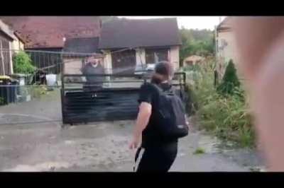 Drachenlord Schaufelwurf. Bei der Aktion hätte wirklich mal was passieren können... Und er heult rum wenn er nen Mini Kratzer an der Hand hat.