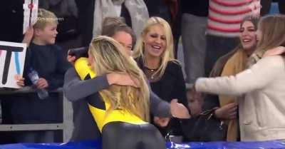 Jutta Leerdam's dad congratulating her daughter for the win