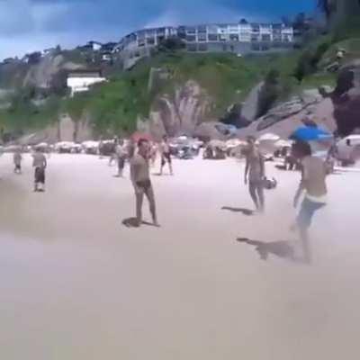 🐶 ⚽ o cachorro joga bola melhor que muita gente