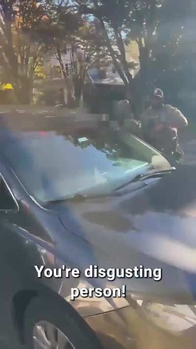 DC resident confronts unmasked ICE agents while they're arresting someone