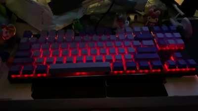 For those wondering how Tangerines make RGB look this is a rainbow colour cycle. As you can see it turns demonic red for every colour and mutes blueish colours. Caps are PBT Vaporwave on GMMK.