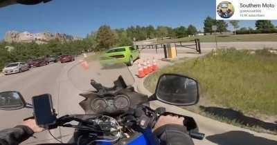 bikers find 2 lost kids wandering alone on the side of the road and help to find their parents