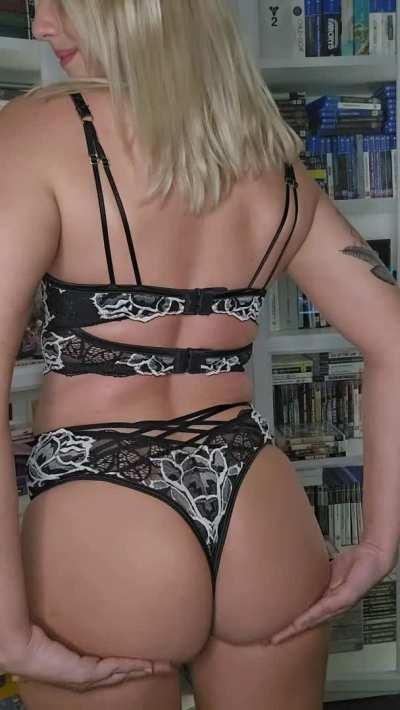 Even I got distracted trying to post this...(OC)