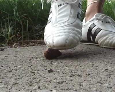 Sneakers crushing slug 1