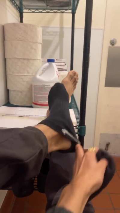 recorded this at work today 🫢 but anyways serious question TOES OR SOLES? 🤔 let me know ;)