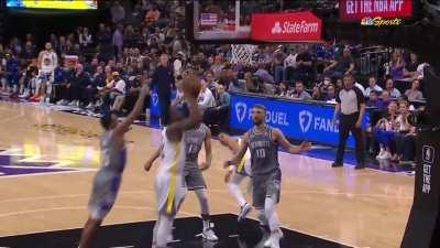 [Highlight] Sabonis gets away with contact and thinks the shot is going up but Poole instead dimes up Draymond mid-air for the open layup