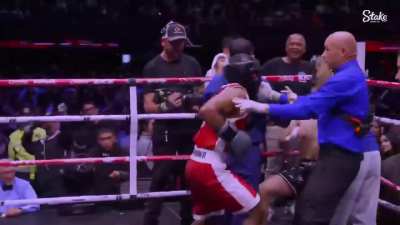 Jh queriendo acabar con Cristo rata cuando estaba recibiendo ayuda médica por su abandono en la pelea.