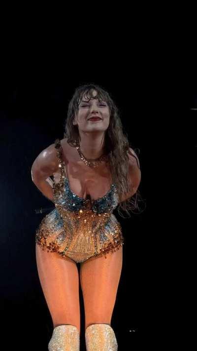 Wet Taylor with the pose!