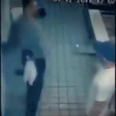 GuY gEt KnEeCaPs vIoLeNtLy ReMoVeD