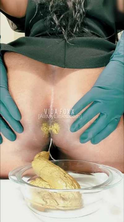 [F] Babe with Smelly Ass 😮‍💨 Spreads Her Asshole and Drops A Big 💩 Shit Log