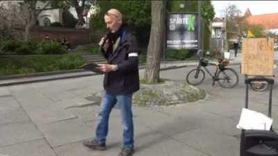 Ach so, darum lassen sich die Querdenker nicht impfen, weil die sonst die Verbindung zu ihrem Heimatplaneten verlieren. Soso. Na dann, vielleicht fliegen die ja dann demnächst wieder nach Hause und lassen uns in Ruhe