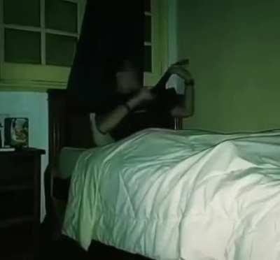 Elm a los 12 años cuando escucha un ruido dentro del armario a la noche