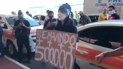 Apoiadores de Bolsonaro aguardando sua chegada em Vitória/ES