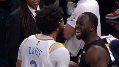 [Highlight] AD and Draymond jaw at each other and LeBron enjoys it
