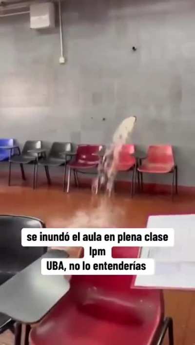 Se inund&oacute; aula de la UBA en plena clase
