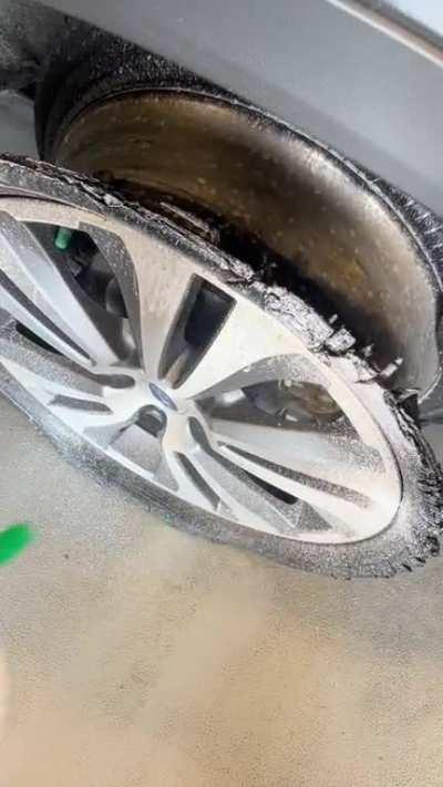 Customer states: Tire light is on, inspect for leaks