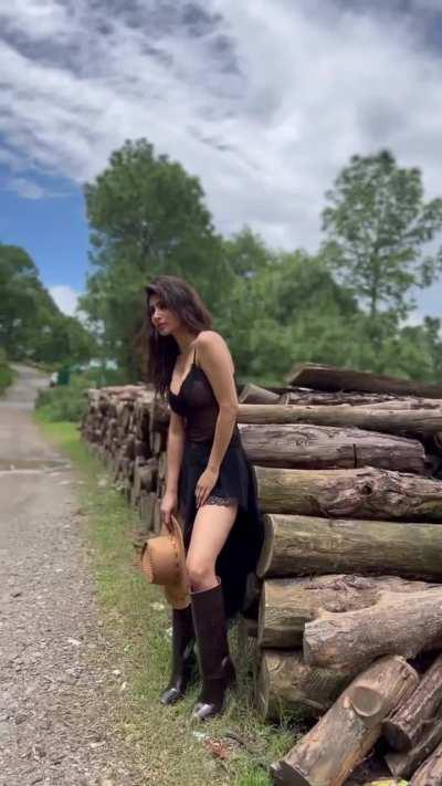 Mouni Roy 