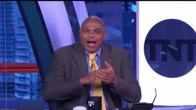 [Highlight] Chuck beats Kenny to the big screen and celebrates by pressing the guarantee button.