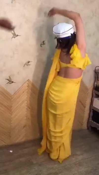 Alia Bhatt flaunting her body in yellow saree