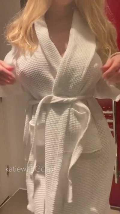 I’m hiding some nice tits under my bathing robe… 😇