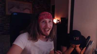 &Uuml;nl&uuml; d&uuml;ş&uuml;n&uuml;r Hugola g&uuml;n&uuml;n s&ouml;z&uuml;n&uuml; paylaşıyor