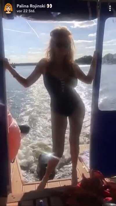 Palina tanzt im Badeanzug