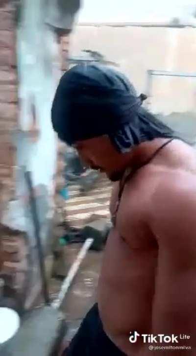 Eu e os adms treinando em uma verdadeira academia de cria e não na smartfit!