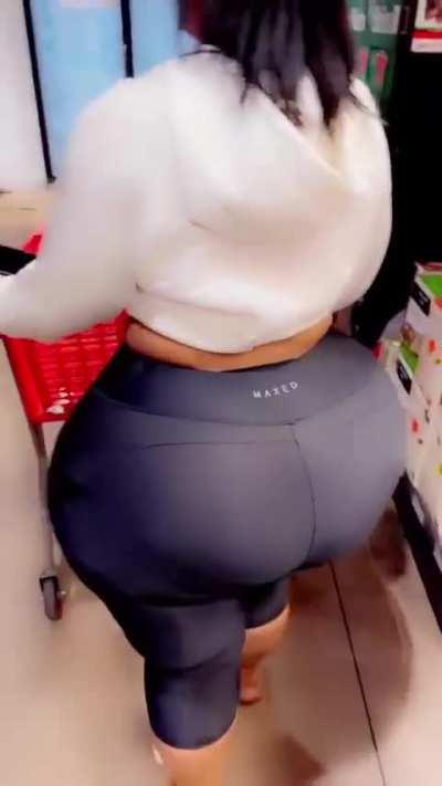Booty at the supermarket 😍