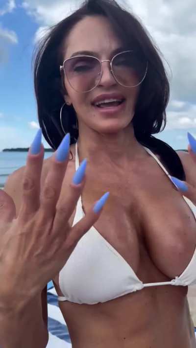 Beach babe and nails….💋