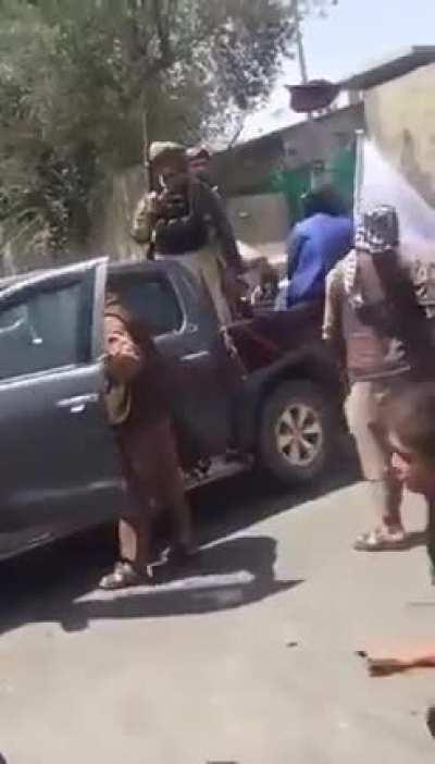 Brave Afghan women continue their protest against the restrictions imposed on them despite being threatened by armed Talibani men. Feminismo é isso aí, lutar por melhores direitos, e não ficar mostrando os peitos na rua.