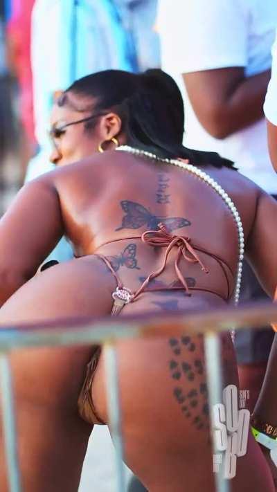 Carnival Jamaica - spreading the beauty booty. 