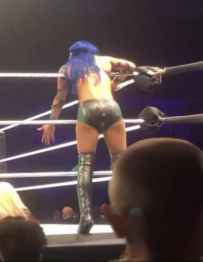 Booty bouncing up and down