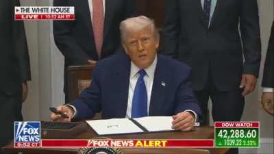 Trump having meltdown after reporter questioned him about the jet he is receiving from qatar