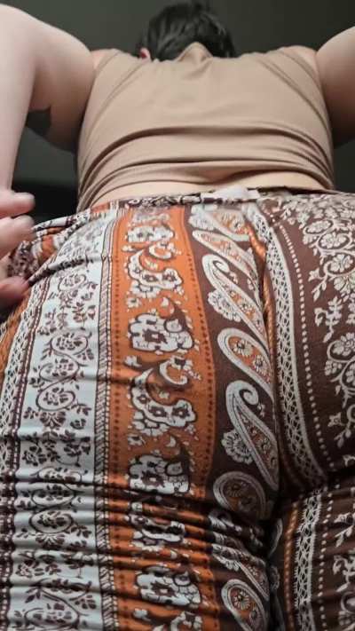 Need to have a cock between these cheeks