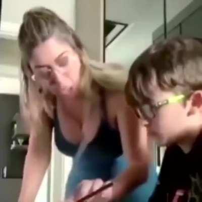 Filho de humanas resolvendo matemática na interpretação de texto