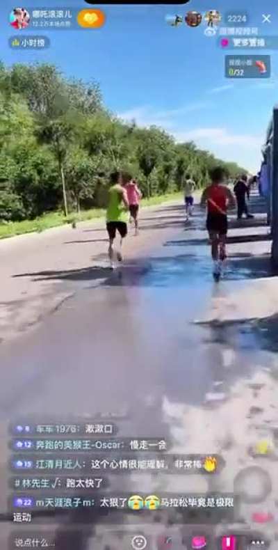 开着直播跑马拉松，吐完还能继续这个真的太拼了