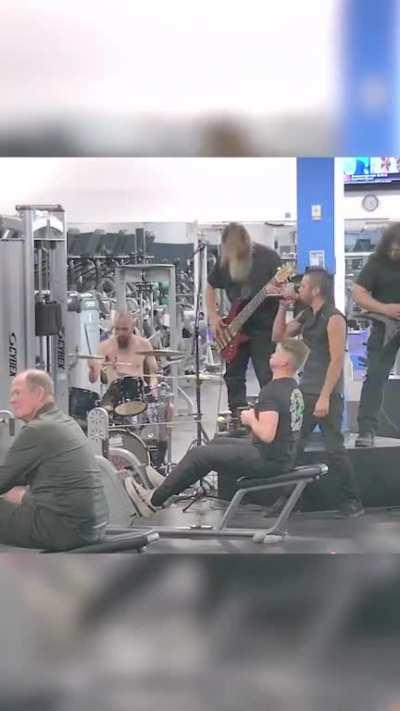 Guy brings a heavy metal band with him to the gym instead of headphones