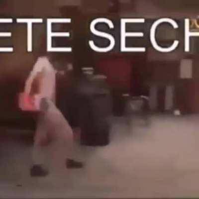 Procede a reírse intensa e incontroladamente