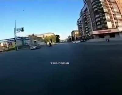 А тут вообще всё прекрасно, и летящий мотоциклист, и переезжающий переход велосипедист, только авто было ни при чём.