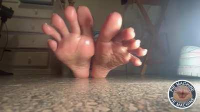 Latina Extreme Long Toe Spreads Wide!🥵💦👣🔥